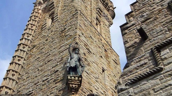Стерлинг, Шотландия. Монумент Уоллеса. Является открытым на протяжении всего года музеем, в котором можно узнать о битве на Стерлингском мосту, а также об известных шотландских личностях.Идея