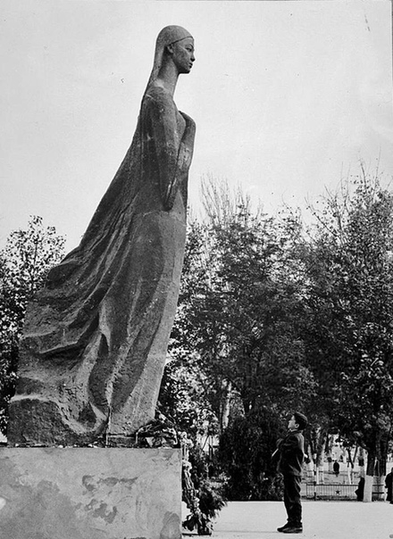 Памятник, о котором многие забыли, а кто-то его не видел и не знал никогда. Узбекская ССР. г. Маргилан. 1968-1970-е гг. Памятник юной узбекской актрисе Нурхон Юлдашходжаевой. Нурхон родилась в
