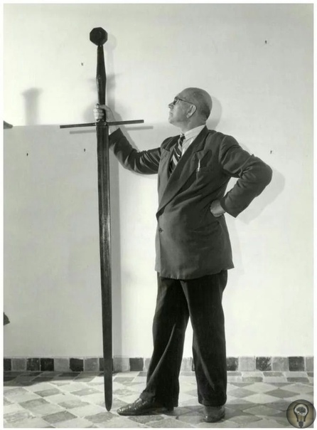 Самые огромные двуручные мечи в мире Средняя длина европейского двуручного меча - 160-170 см, а средняя масса - от 2,5 до 3,5 кг. Двуручные мечи Европы, даже будучи прямыми, могли сильно