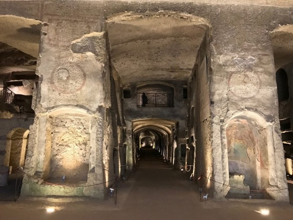 Катакомбы Сан-Дженнаро в Неаполе Катакомбы Сан Дженнаро (Святого Януария), по мнению многих, являются наиболее значительными палеохристианскими руинами в Италии к югу от Рима. Они расположены в