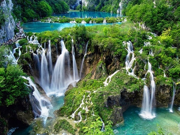 Плитвицкие озера в Хорватии Озер здесь настолько много, что не все из них даже имеют названия, впрочем, как и водопады. Всего же на территории парка расположено 16 крупных озер и около 30