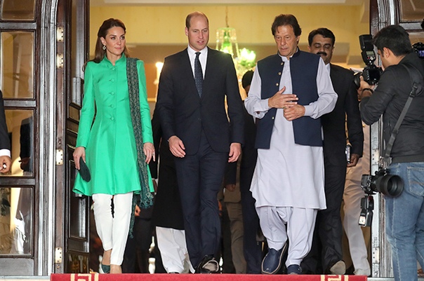 Кейт Миддлтон и принц Уильям на встрече с президентом и премьер-министром Пакистана После утренней встречи с ученицами школы для девочек в Исламабаде и посещения национального парка