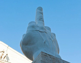 Памятник Среднему пальцу. Прямо посреди центральной площади Affari, напротив Миланской фондовой биржи красуется произведение современного искусства, шокировавшее в день своего открытия не только