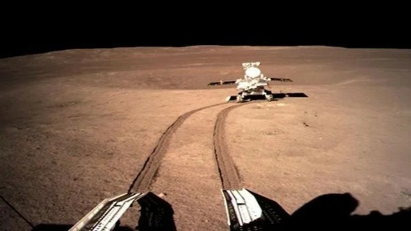 Гель с Луны Китайский луноход Юйту-2, сделавший некогда первые снимки обратной стороны Луны (именно как луноход), обнаружил уникальное вещество, которое пока не известно современной науке.