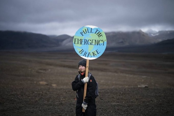 В Исландии прошли похороны исчезнувшего ледника 18 августа исландские чиновники, активисты и другие люди попрощались с первым исчезнувшим ледником Исландии. Согласно геологической карте 1901