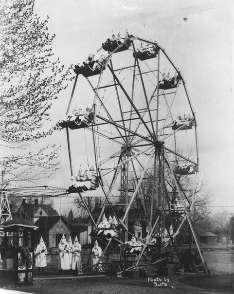 Члены «Ку-клукс-клана» на колесе обозрения (Каньон Сити, Колорадо, США, 1925 год).