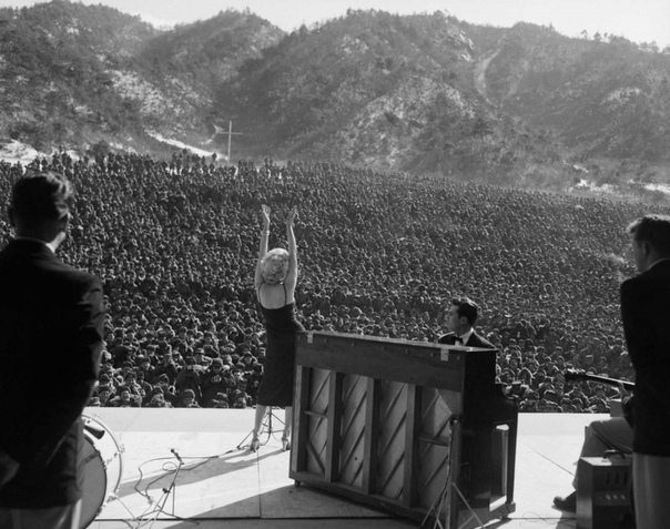 Выступление Мэрилин Монро перед тысячами американскими военными в Корее (11 февраля 1954 года .