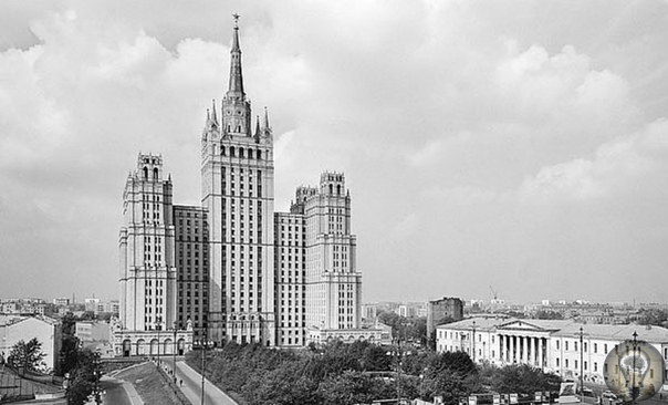 ПОГОВОРИМ О СТАЛИНСКИХ ВЫСОТКАХ.... Москва - город на семи холмах. Один из её символов - семь высоток или семь сестер - шедевры монументальной сталинской архитектуры. 1. В 1950-х годах в