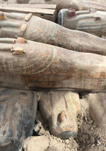 Археологи обнаружили 20 хорошо сохранившихся деревянных саркофагов недалеко от древнеегипетского Луксора В министерстве по делам древностей Египта назвали находку одним из наиболее важных
