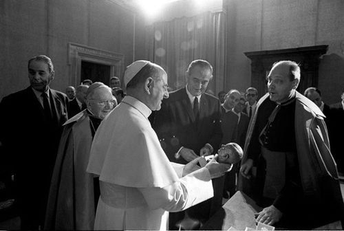 В 1967 году президент США Линдон Джонсон прилетел с официальным визитом в Ватикан Американский президент хотел, чтобы Папа Павел VI выступил миротворцем и помог бы заключению мира во Вьетнаме.