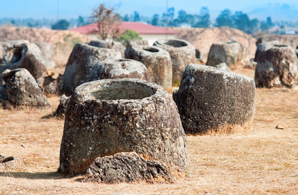 Долина кувшинов Пхонсаван Каменные кувшины высотой 13 м, разбросанные по плато Сиангкхуанг в горах Лаоса на площади 1295 км², относятся к каменному веку от 500 года до н. э. до 500 года н. э.