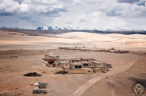 Озеро Манасаровар Манасаровар высокогорное пресноводное озеро, находящееся в округе Нгари в Западном Тибете в 20 километрах к юго-востоку от горы Кайлаш и в 940 километрах к западу от Лхасы.