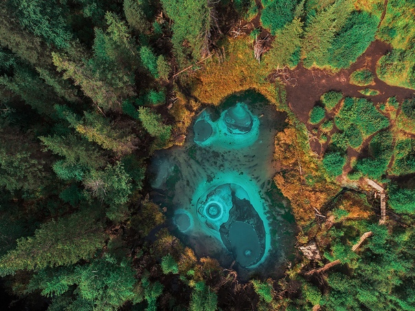 Гейзерное (голубое, серебряное) озеро Гейзерное (голубое, серебряное) озеро с термальными источниками, которые периодически выбрасывают из под земли голубую глину и ил, вследствие чего рисунок