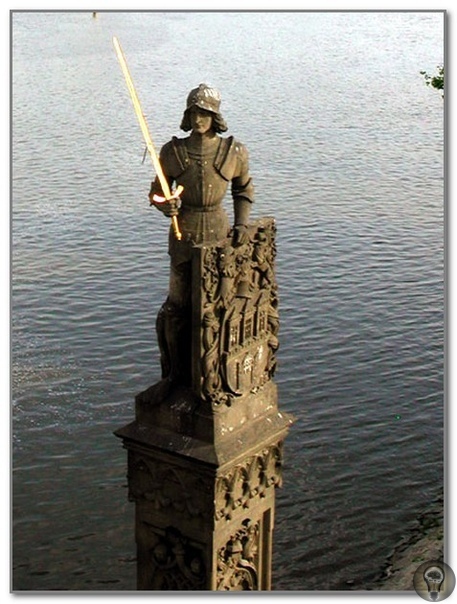 Легенды Карлова моста в Праге За свою долгую историю мост был свидетелем многих триумфов и падений, пышных торжеств и жестоких казней, несколько раз становился полем боя, но всегда оставался