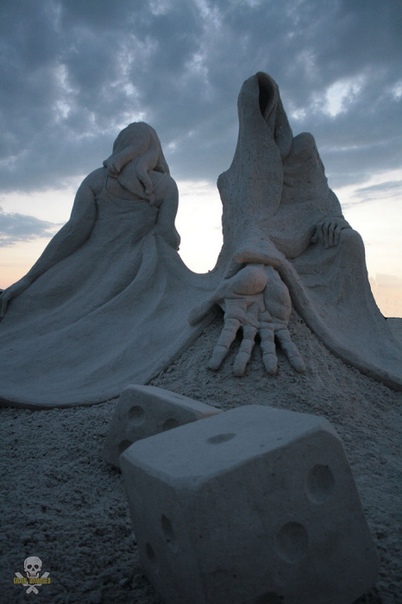 Расслоение личности: песчаные скульптуры Карла Джары Создавать песчаные скульптуры - неблагодарное занятие. Хрупкие произведения искусства разрушаются, но зато из их останков можно снова ваять