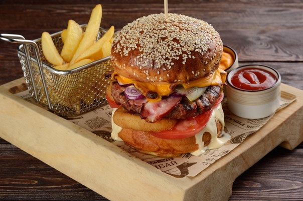 БУРГЕР: ИСТОРИЯ БЛЮДА, ПОКОРИВШЕГО МИР 27 июля считается днем рождения гамбургера. Своим названием главный американский бутерброд обязан выходцам из Гамбурга. Однако для того, чтобы стать