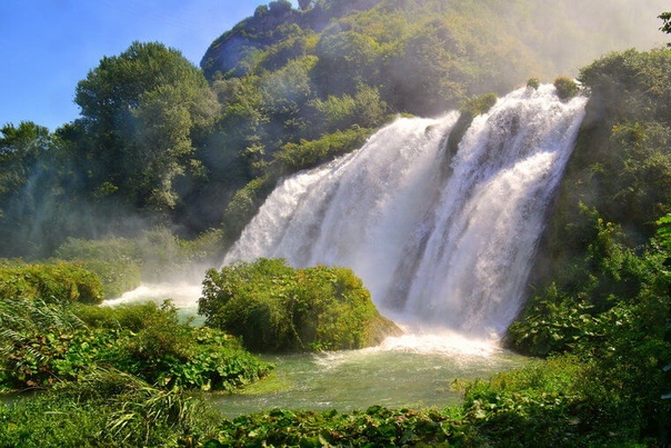 ИСКУССТВЕННЫЙ ВОДОПАД МАРМОРЕ ПРИЧИНА КОНФЛИКТА ДРЕВНИХ РИМЛЯН Водопад Каската-делле-Марморе - «Мраморный каскад» - один из самых высоких водопадов в Европе. Он состоит из трёх ярусов, общая