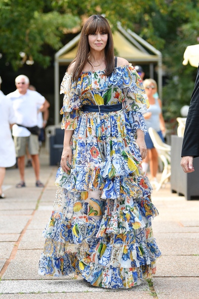 Да здравствует королева: Моника Беллуччи в богемном платье Dolce&Gabbana в Венеции 31 августа, бывшая супруга Венсана Касселя затмила всех на одном из мероприятий для прессы. Моника появилась в