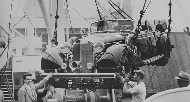 ЛЮБИМЫЙ АВТОМОБИЛЬ ГИТЛЕРА В НЬЮ-ЙОРКЕ Кабриолет Мерседес Бенц 770, парадный автомобиль Гитлера, прибывший в Нью-Йорк 28 июня 1948-го. Немецкого гостя встречала целая армия фотографов и новый