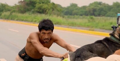 Мужчина с тележкой странствует по Мексике, спасая раненых и больных собак За последние шесть лет житель Мексики Эдгардо Перрос прошел 14000 км, помогая бездомным собакам. За эти годы ему удалось