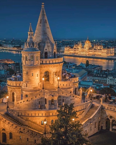 Великолепный снимок Рыбацкого бастиона и здания парламента на заднем плане, Будапешт, Венгрия