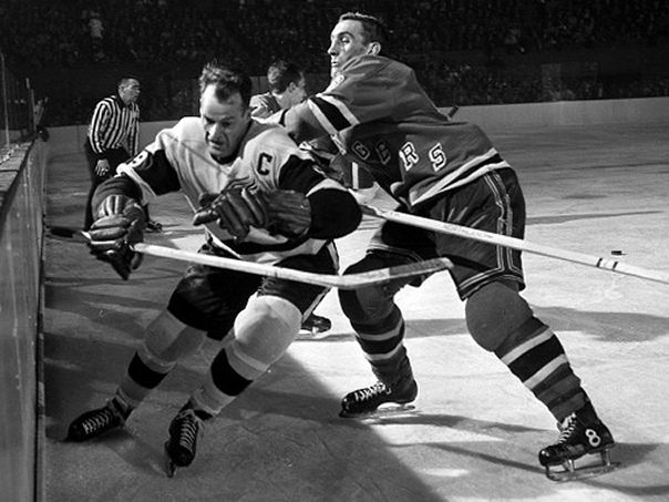 Гордон «Горди» ХОУ (31 марта 1928 - 10 июня 2016) Профессиональный канадский хоккеист, правый крайний нападающий. В НХЛ играл с 1946 года. В общей сложности его карьера растянулась на 35 лет.
