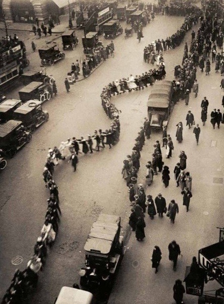 Студенты Лондонского Университета танцуют на улице Лондона, 1923 год. Фотография сделана во время очередной акции студентов Лондонского университета против студентов Королевского колледжа. Между