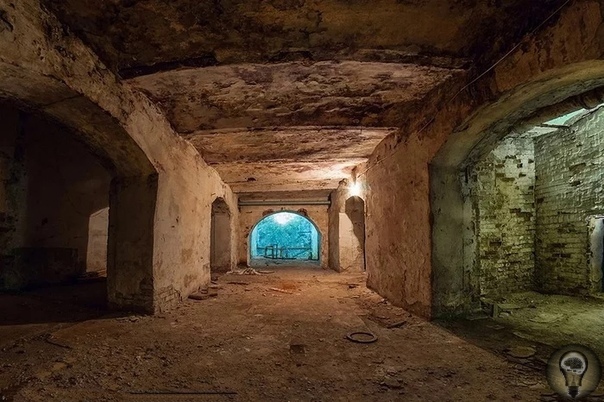 Загадки заброшенных подземелий электростанции Сурошникова В 2012 году Самарскими краеведами была найдена система подземелий, соединяющих несколько домов и имеющей выход в старинный двухуровневый
