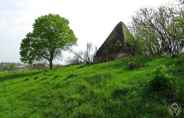 Сабуровская пирамида 17 века Орловский край может похвастаться невероятной исторической достопримечательностью - крепостью графа Каменского. Эта крепость необычная, ведь рядом с ней находится