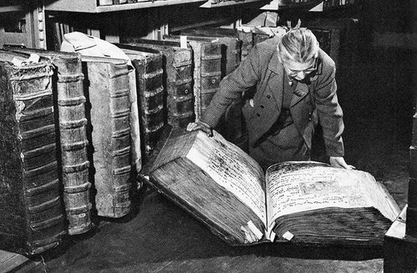 Книги-гиганты Этот ретроснимок был сделан в 1950 году в библиотеке Пражского замка. Вы только посмотрите, какие огромные книги там можно было найти! Но все же это не самый огромный фолиант на