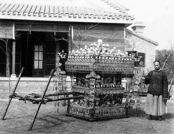 На этой фотографии, сделанной в 1970 году, запечатлен традиционный китайский свадебный паланкин