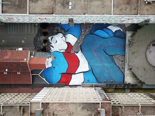 Французский арт-дуэт Ella & Pitr изображает спящих гигантов на крышах домов и улицах Французский дуэт художников, известный как Ella & Pitr, создаёт гигантские рисунки спящих персонажей на
