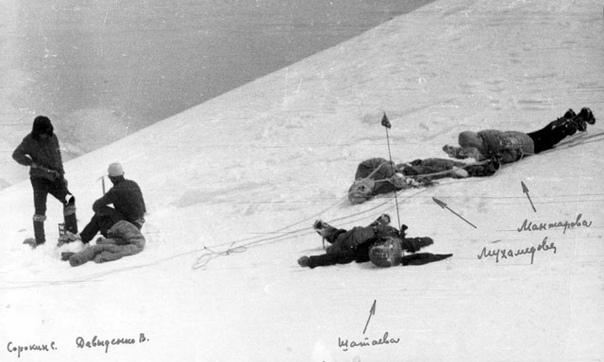 ПОКОРИТЬ ВЕРШИНУ И УМЕРЕТЬ Подробности одной из самых страшных трагедий в истории советского альпинизма могли бы остаться тайной, если бы не радиостанция, благодаря которой происходящее стало