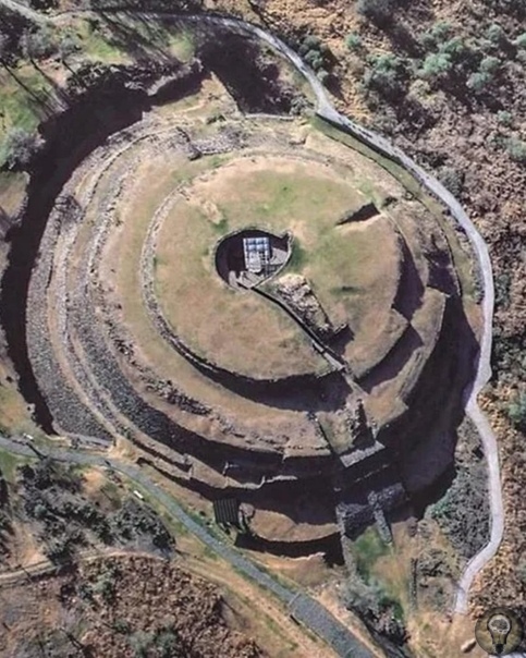Пирамиды круглой формы Недалеко от столицы Мексики существуют пирамиды круглой формы. Одна из них находится в Куикуилько. Это очень старое сооружение и одно из самых загадочных сооружений на