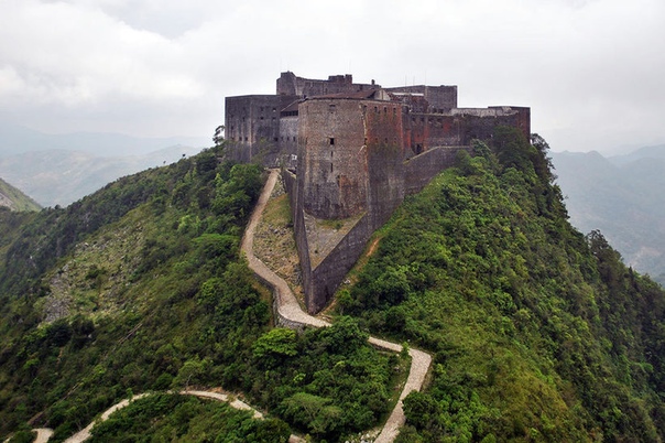 Неприступная крепость острова Гаити, на которую ни разу никто не нападал Гаити в представлении многих выглядит далекой заокеанской страной, весьма небогатой, территория которой покрыта