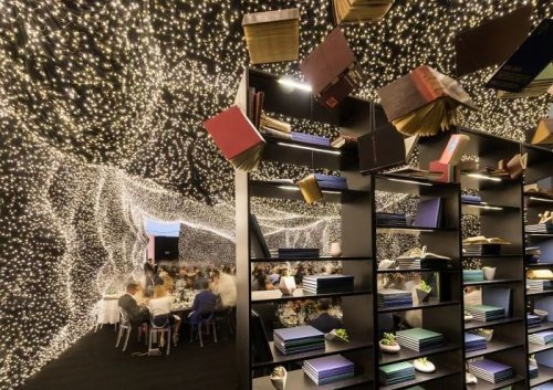 Космический ресторан в Мексике Придать своему ресторану вид бескрайнего открытого космоса пришла к владельцам не случайно. Они являются ярыми поклонниками фильма Интерстеллар, и атмосфера
