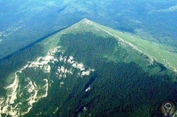 Тайны горы Ртань: чудо природы или рукотворная пирамида В Центральной Сербии, в паре сотен километрах от Белграда, находится гора Ртань. Высота горы достигает полутора километров. Она является