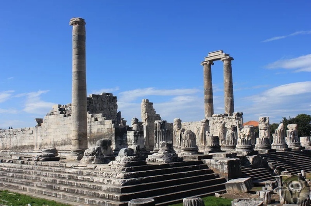 Крупнейший храм Аполлона в мире Не все любители Турции слышали о таком местечке, как Дидим, но именно там расположено здание самого большого святилища, построенного в честь Аполлона. В далекие