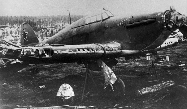 БЕЗМОТОРНАЯ АВИАЦИЯ После июньских массированных налетов вражеской авиации на Мурманск летом 1942 года город лежал в руинах Все же во второй половине лета 1942 года мурманчане вздохнули