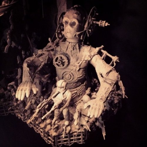Скульптура от настоящего поклонника Звездных войн Тату-мастер Jason Stieva (Джейсон Стиева) почти 20 лет работает в технике ассамбляж, расширяя свое творчество за пределы полотна в трехмерное