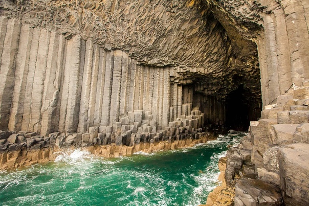 Фингалова пещера. Шотландия. Вальтер Скотт писал: Фингалова пещера одно из самых необычайных мест, которые мне посчастливилось созерцать. Вид её превзошёл всё то, что доводилось мне о ней