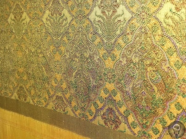 Зарибафи - златоткачество и вышивка золотом (Иран) На острове Кешм в провинции Хормозган можно найти очень много красочных украшений и одежды с вышивкой и аппликацией. Эта техника украшения