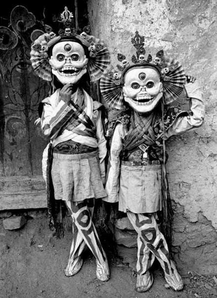 Этот снимок был сделан в первой половине XX века в Тибете На нем запечатлены мальчики-ламы в костюмах Читипати, также называемого Хохимой или «владыкой кладбищ». Этот персонаж имел вид