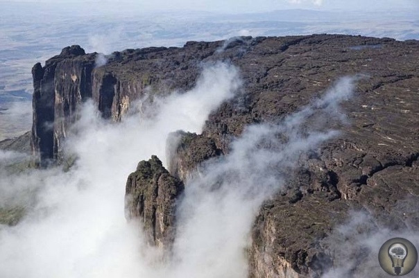 Плато Рорайма мистическая красота Самой знаменитой и мистической венесуэльской столовой горой является гора Рорайма, высота которой достигает 2810 метров, что дает право считать ее самой высокой