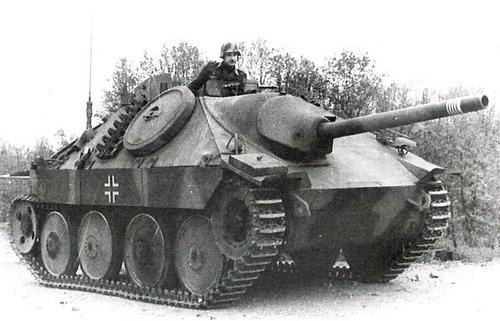 «САМОХОДКУ ТАНК ЛЮБИЛ...» Легендарные танки Т-34 и ИС-2, самоходная артиллерийская установка (САУ) ИСУ-152 «Зверобой»... Эти и другие боевые машины, стоящие на памятных пьедесталах российских