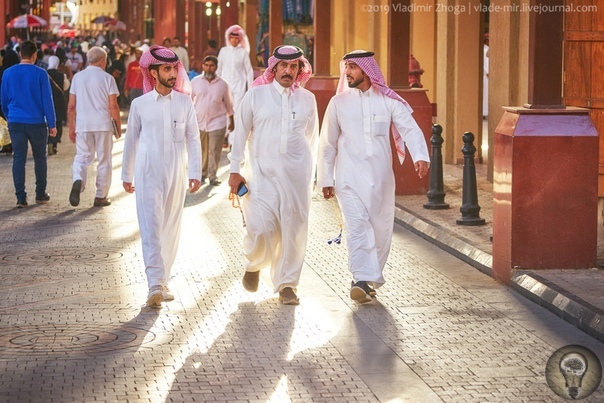 ВО ЧТО ОДЕТЫ АРАБСКИЕ ШЕЙХИ 1. Халат Начнем с главной одежды, которую традиционно носят арабы всех стран, хоть и называют ее по разному. Дишдаша (Ирак, Иран, Оман, Кувейт) она же кандура (ОАЭ)