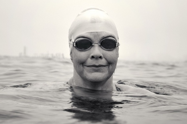 ЖЕНЩИНА-МОРЖ 7 августа 1988 года, американская спортсменка Линн Кокс первая в мире переплыла озеро Байкал, а годом ранее, в 1987 году, приплыла из США в СССР.Линн Кокс родилась в 1957 году в