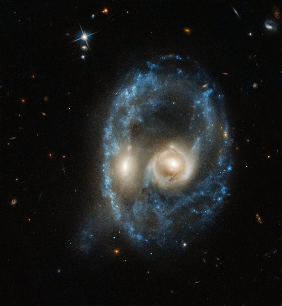 «Хаббл» получил потрясающий снимок сливающихся галактик