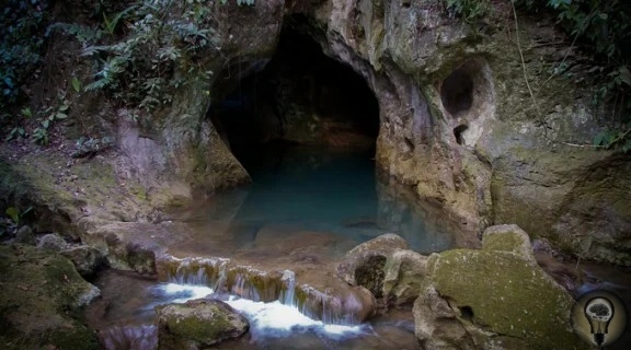 Демоны Шибальбы в индейских джунглях. Пещера Актун-Туничиль-Мукналь находится в джунглях Белиза. В течении нескольких столетий индейцы Майя приходили сюда для совершения обрядов приносили