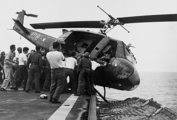Южновьетнамский Хьюи стоимостью примерно десять миллионов долларов сбрасывают с борта USS Midway в ходе проведения операции Frequent Wind 29-30 апреля 1975 года Таким необычным способом